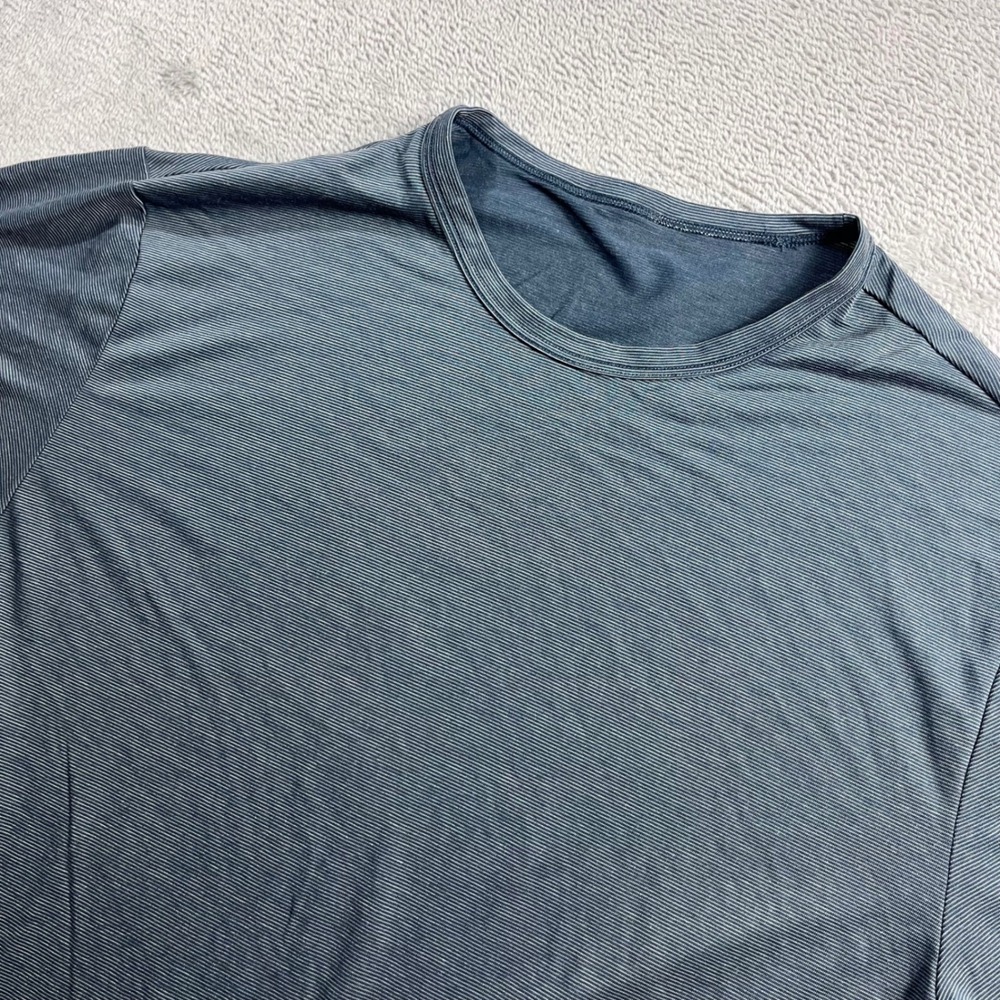 Vuori Mens Blue Micro Stripe Short Sleeve Performance Crew Neck Tee Size Medium